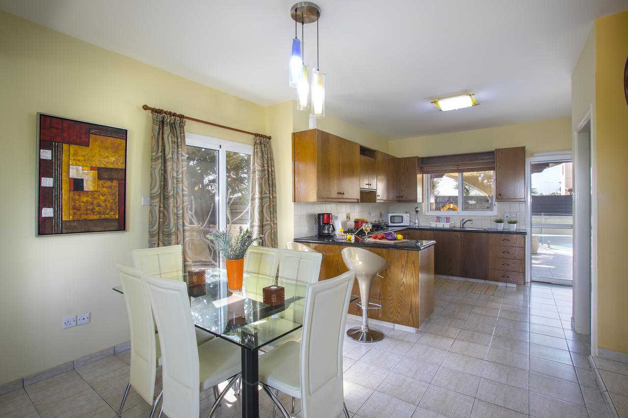 Ayia Napa Tropical Beach Villa ภายนอก รูปภาพ